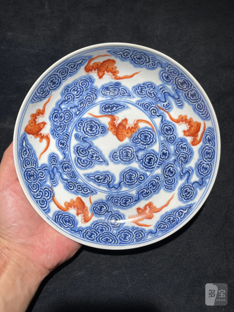 清宣统 青花矾红洪福齐天纹盘 - 图2